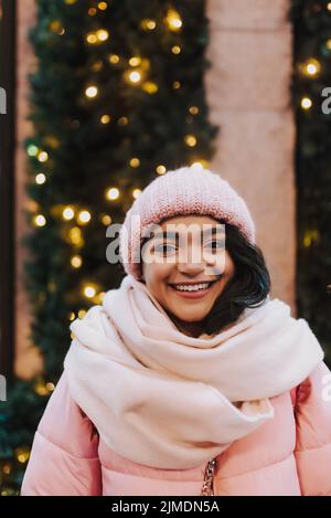 Jeune femme célébrant les vacances d'hiver Banque D'Images