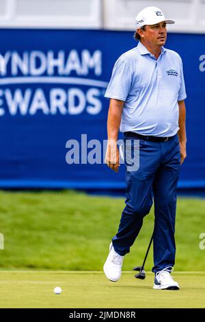 5 août 2022: Jason Dufner manque ce putt par sur dix-huit pendant le championnat 2022 Wyndham au Sedgefield Country Club à Greensboro, NC. Scott Kinser/CSM Banque D'Images