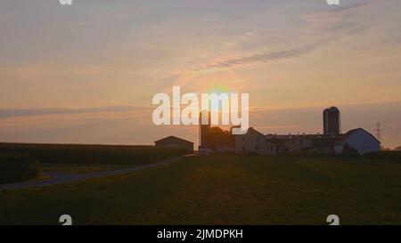 Lever du soleil avec vue sur une ferme amish avec ferme de Barn et de Silos Banque D'Images