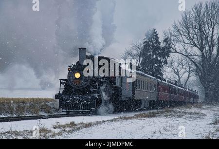 Vue sur une ancienne locomotive à vapeur restaurée, fumée et vapeur Banque D'Images