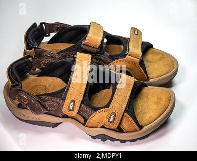 Une paire de sandales en nubuck pour hommes Woodlands sur fond blanc. Banque D'Images