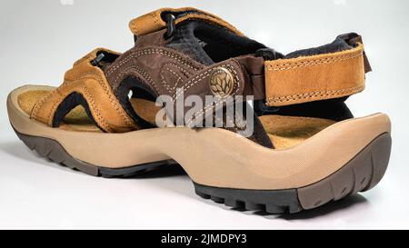 Une seule paire de sandales en nubuck Woodlands pour hommes sur fond blanc. Banque D'Images