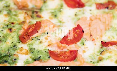 Pizza au saumon, brocoli, tomates et fromage mozzarella, gros plan Banque D'Images