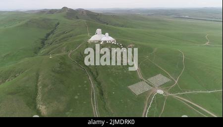 TONGLIAO, CHINE - 2 AOÛT 2022 - une photo aérienne montre des statues géantes de l'empereur Gengis Khan et de l'empereur Kublai Khan sur la montagne Khan à Holingol, T Banque D'Images