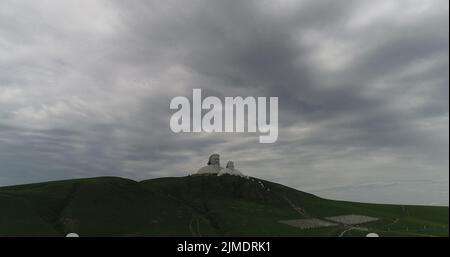 TONGLIAO, CHINE - 2 AOÛT 2022 - une photo aérienne montre des statues géantes de l'empereur Gengis Khan et de l'empereur Kublai Khan sur la montagne Khan à Holingol, T Banque D'Images