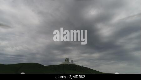 TONGLIAO, CHINE - 2 AOÛT 2022 - une photo aérienne montre des statues géantes de l'empereur Gengis Khan et de l'empereur Kublai Khan sur la montagne Khan à Holingol, T Banque D'Images