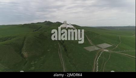 TONGLIAO, CHINE - 2 AOÛT 2022 - une photo aérienne montre des statues géantes de l'empereur Gengis Khan et de l'empereur Kublai Khan sur la montagne Khan à Holingol, T Banque D'Images