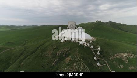 TONGLIAO, CHINE - 2 AOÛT 2022 - une photo aérienne montre des statues géantes de l'empereur Gengis Khan et de l'empereur Kublai Khan sur la montagne Khan à Holingol, T Banque D'Images