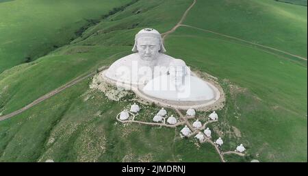 TONGLIAO, CHINE - 2 AOÛT 2022 - une photo aérienne montre des statues géantes de l'empereur Gengis Khan et de l'empereur Kublai Khan sur la montagne Khan à Holingol, T Banque D'Images