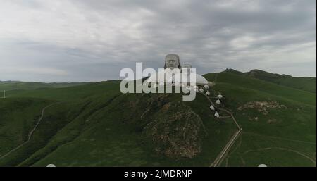 TONGLIAO, CHINE - 2 AOÛT 2022 - une photo aérienne montre des statues géantes de l'empereur Gengis Khan et de l'empereur Kublai Khan sur la montagne Khan à Holingol, T Banque D'Images