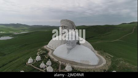 TONGLIAO, CHINE - 2 AOÛT 2022 - une photo aérienne montre des statues géantes de l'empereur Gengis Khan et de l'empereur Kublai Khan sur la montagne Khan à Holingol, T Banque D'Images
