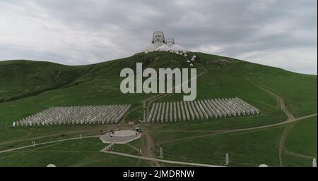 TONGLIAO, CHINE - le 2 AOÛT 2022 - photo aérienne prise le 2 août 2022 montre une statue de la formation militaire mongole du Yuan sur la montagne Khan à Holingol, to Banque D'Images