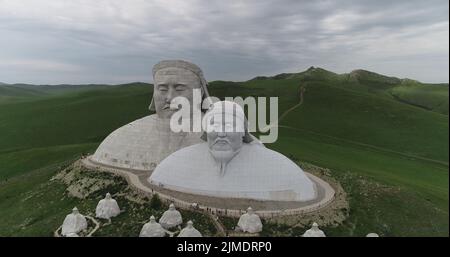 TONGLIAO, CHINE - 2 AOÛT 2022 - une photo aérienne montre des statues géantes de l'empereur Gengis Khan et de l'empereur Kublai Khan sur la montagne Khan à Holingol, T Banque D'Images