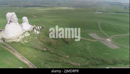 TONGLIAO, CHINE - 2 AOÛT 2022 - une photo aérienne montre des statues géantes de l'empereur Gengis Khan et de l'empereur Kublai Khan sur la montagne Khan à Holingol, T Banque D'Images