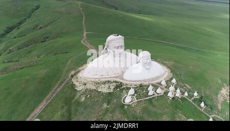 TONGLIAO, CHINE - 2 AOÛT 2022 - une photo aérienne montre des statues géantes de l'empereur Gengis Khan et de l'empereur Kublai Khan sur la montagne Khan à Holingol, T Banque D'Images