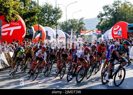 Cracovie, Pologne. 05th août 2022. La course de peloton dans les rues pendant le dernier 7th jour du 79. Tour de Bologne : visite du monde de l'UCI. Crédit : SOPA Images Limited/Alamy Live News Banque D'Images