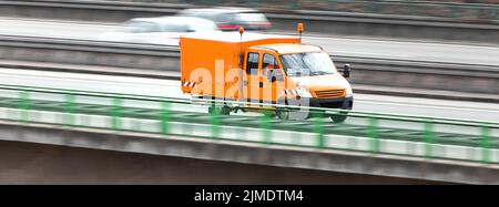 Un minibus d'entretien routier sur une autoroute panoramique Banque D'Images
