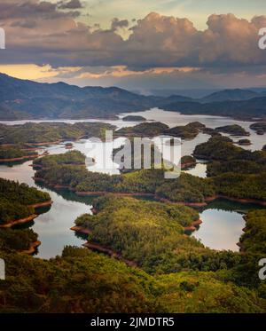 Vue incroyable sur le lac Ta Dung. Paysage Banque D'Images