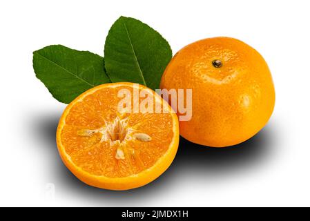 Vue en grand angle de l'orange mandarin ou du réticulata au Citrus sur un fond blanc et demi avec des feuilles. Banque D'Images