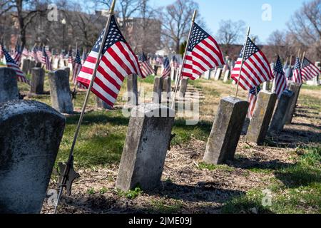 Des rangées de pierres tombales des soldats de la guerre civile avec drapeaux dans le cimetière Banque D'Images