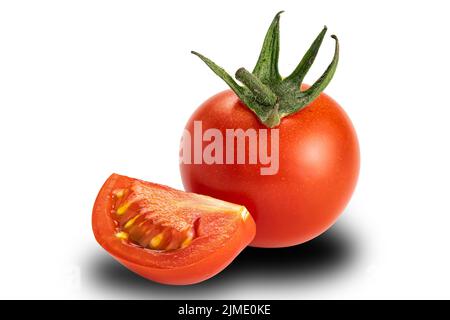 Vue latérale sur un tout et un morceau de tomate cerise sur fond blanc. Banque D'Images