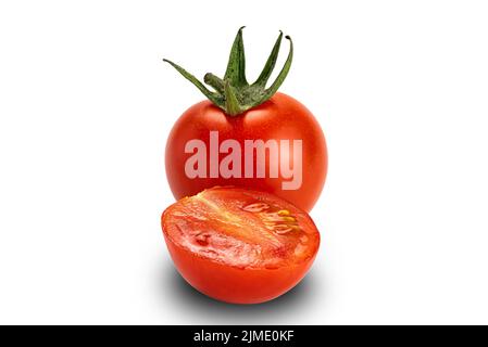 Vue latérale sur un ensemble et une moitié de tomates cerises mûres sur fond blanc. Banque D'Images