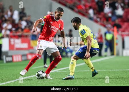 Lisbonne, Portugal. 05th août 2022. Gilberto (L) de SL Benfica en action pendant le match de football de la Ligue portugaise entre SL Benfica et FC Arouca au stade Luz à Lisbonne.(score final: SL Benfica 4 vs 0 FC Arouca) (photo de David Martins/SOPA Images/Sipa USA) crédit: SIPA USA/Alay Live News Banque D'Images