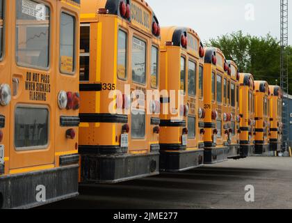 Les autobus scolaires en stationnement Banque D'Images