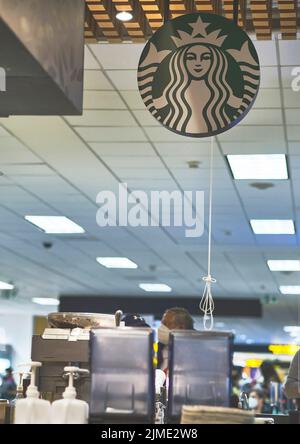 Lima, Pérou. Juillet 2022 : café Starbucks à l'aéroport de Lima au Pérou. Starbucks est le plus grand café du monde Banque D'Images