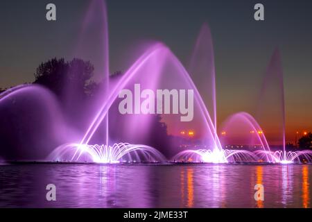 Nuit d'été sombre et fontaine colorée Banque D'Images