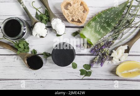 Ensemble d'ingrédients naturels pour cosmétiques au charbon actif faits maison Banque D'Images