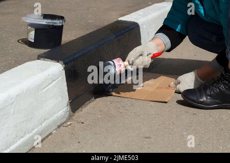 Peinture noire sur la brosse. Pinceau pour peindre la surface. Banque D'Images