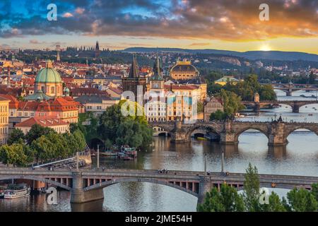 Prague République Tchèque, vue panoramique coucher de soleil ville horizon au pont Charles et Vltava, Tchèque Banque D'Images