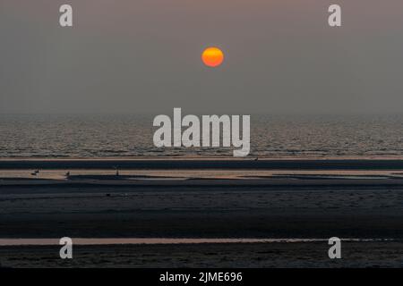 Coucher de soleil orange sur la mer vue de la plage Banque D'Images