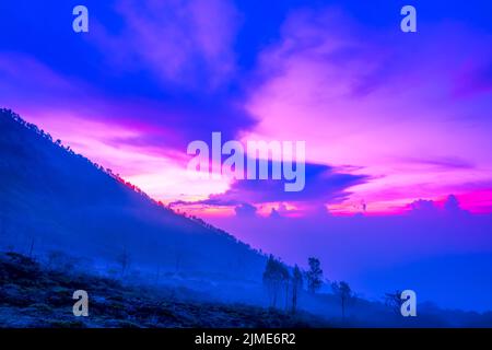 Préaube nuages sur le versant du volcan Banque D'Images