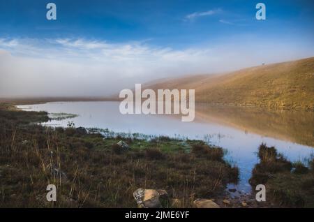 Magnifique paysage de lac en journée de brouillard Banque D'Images