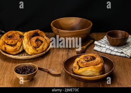 Délicieux gâteau au raisin cannelle fait maison dans une assiette en bois et dans un plateau en bambou Banque D'Images