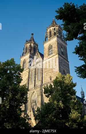 Vue sur la cathédrale historique de Magdeburg dans la vieille ville sur l'Elbe Banque D'Images
