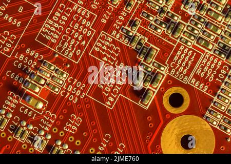 Carte de circuit imprimé électronique en rouge avec composants électroniques - vue de dessus Banque D'Images