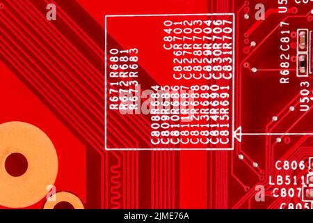 Carte de circuit imprimé électronique en rouge avec composants électroniques - vue de dessus Banque D'Images