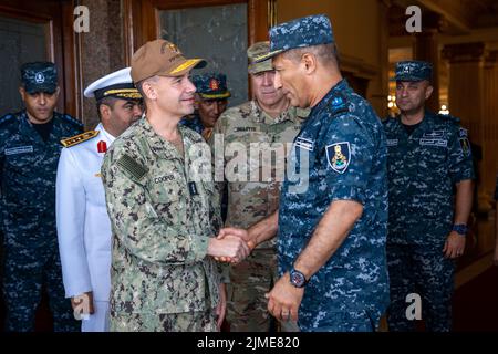 Alexandrie, Égypte. 4th août 2022. Vice ADM. Brad Cooper, commandant du Commandement central des Forces navales des États-Unis, de la flotte américaine 5th et des Forces maritimes combinées, et de l'ADM arrière de la marine égyptienne. Ashraf Ibrahim Atwa Megahed, commandant en chef de la marine égyptienne, se secoue au quartier général de la marine égyptienne à Alexandrie, en Égypte, en août. 3. À Alexandrie, Cooper a rencontré les dirigeants de la marine égyptienne, reflétant les liens étroits qui unissent la marine égyptienne et la flotte américaine 5th. Crédit: Armée américaine/ZUMA Press Wire Service/ZUMAPRESS.com/Alamy Live News Banque D'Images