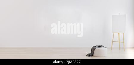 Chevalet avec toile dans une pièce blanche et lumineuse pour la maquette. Concept de l'espace de travail artiste. Intérieur vide et lumineux pour la maquette. Chambre avec wh Banque D'Images