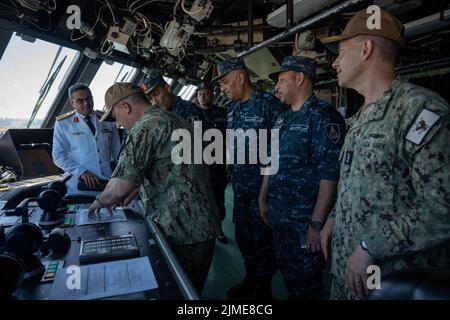 Alexandrie, Égypte. 4th août 2022. Vice ADM. Brad Cooper, commandant du Commandement central des Forces navales américaines, flotte américaine 5th et forces maritimes combinées, se présente aux côtés des chefs de la marine égyptienne à bord du navire de combat littoral variante Freedom USS Sioux City (LCS 11) à Alexandria, en Égypte. Pendant son séjour à Alexandrie, Cooper a rencontré les dirigeants de la marine égyptienne, reflétant des liens étroits entre la marine égyptienne et la flotte américaine 5th. (É.-U. Photo de l'armée par le Sgt. Terry Vongsouthi) Credit: Armée américaine/ZUMA Press Wire Service/ZUMAPRESS.com/Alamy Live News Banque D'Images