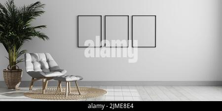 Trois cadres d'image verticale vide mockup dans intérieur lumineux et moderne de pièce avec fauteuil gris et palmier, intérieur vide de pièce b Banque D'Images