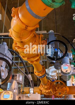 Tuyaux et pompes d'eaux usées à l'usine de traitement des eaux usées industrielles Banque D'Images