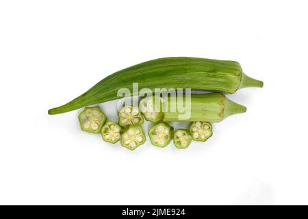 Tranches d'okra vert frais isolées. Tranches de fruits frais d'okra (abelmoschus esculentus) isolées sur fond blanc Banque D'Images