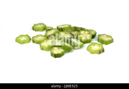 Tranches d'okra vert frais isolées. Tranches de fruits frais d'okra (abelmoschus esculentus) isolées sur fond blanc Banque D'Images