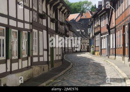 Goslar - allée de la vieille ville avec de nombreuses maisons à colombages, Allemagne Banque D'Images