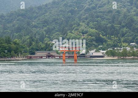 Miyajima, Hiroshima, Japon, 29th juillet 2014, magnifique site de la porte Itsukushima Jinja depuis le loin, pris d'un bateau à Miyajima Banque D'Images