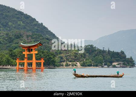 Miyajima, Hiroshima, Japon, 29th juillet 2014, belle vue sur un petit bateau et la porte Itsukushima Jinja à Miyajima Banque D'Images